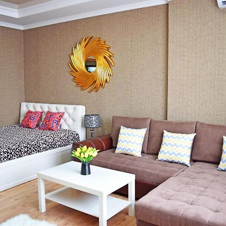 Sunny Apartment With Mountain View بيشكيك المظهر الخارجي الصورة