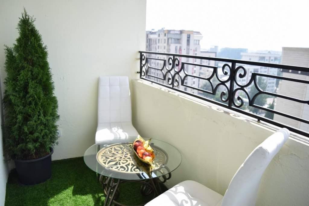 Sunny Apartment With Mountain View بيشكيك المظهر الخارجي الصورة