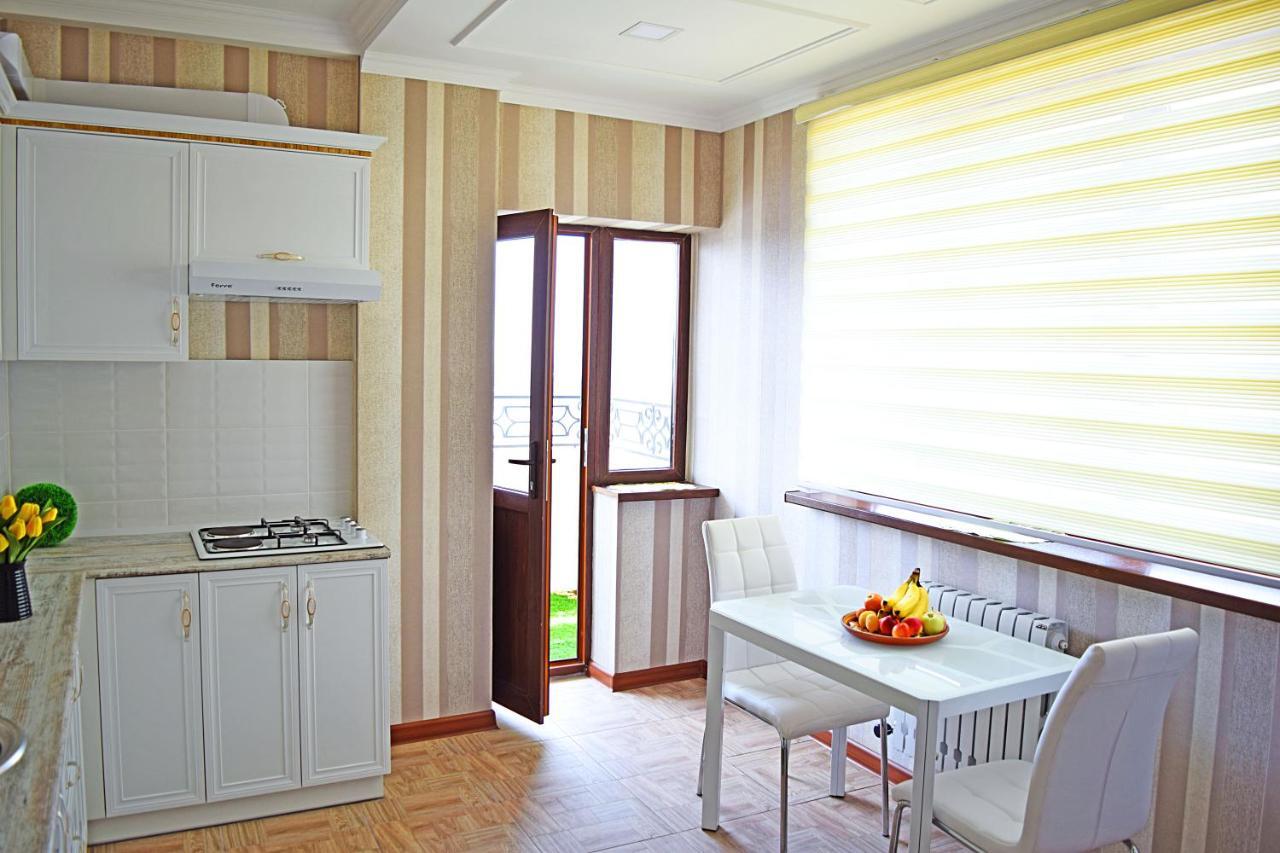 Sunny Apartment With Mountain View بيشكيك المظهر الخارجي الصورة