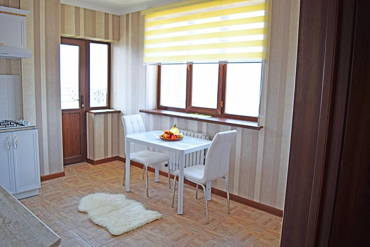 Sunny Apartment With Mountain View بيشكيك المظهر الخارجي الصورة